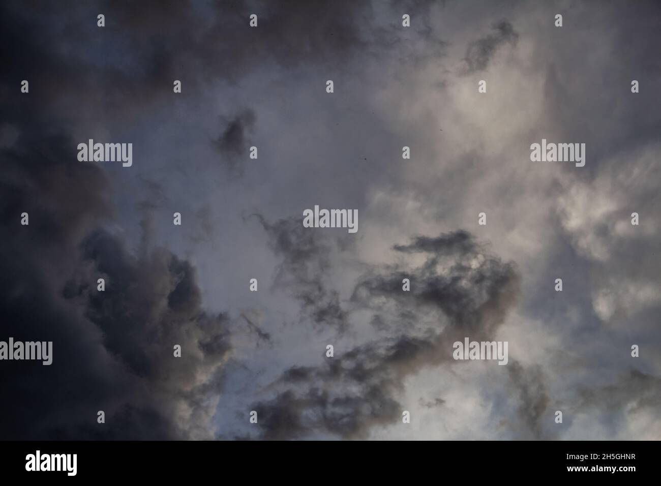 Nuvole scure in un cielo drammatico. Cielo nuvoloso e tempestoso. Foto Stock