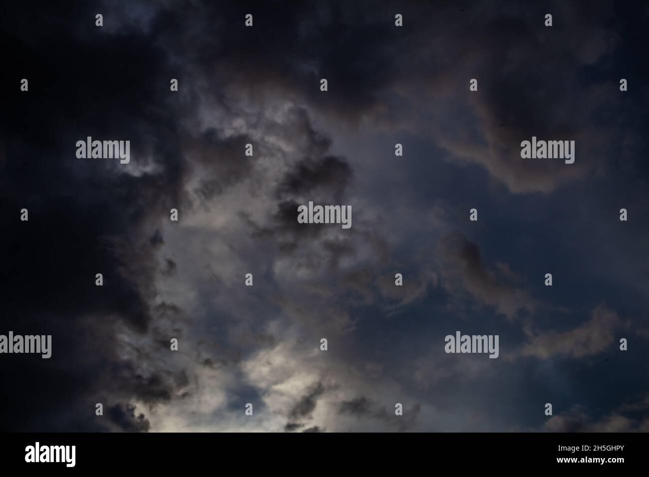 Nuvole scure in un cielo drammatico. Cielo nuvoloso e tempestoso. Foto Stock