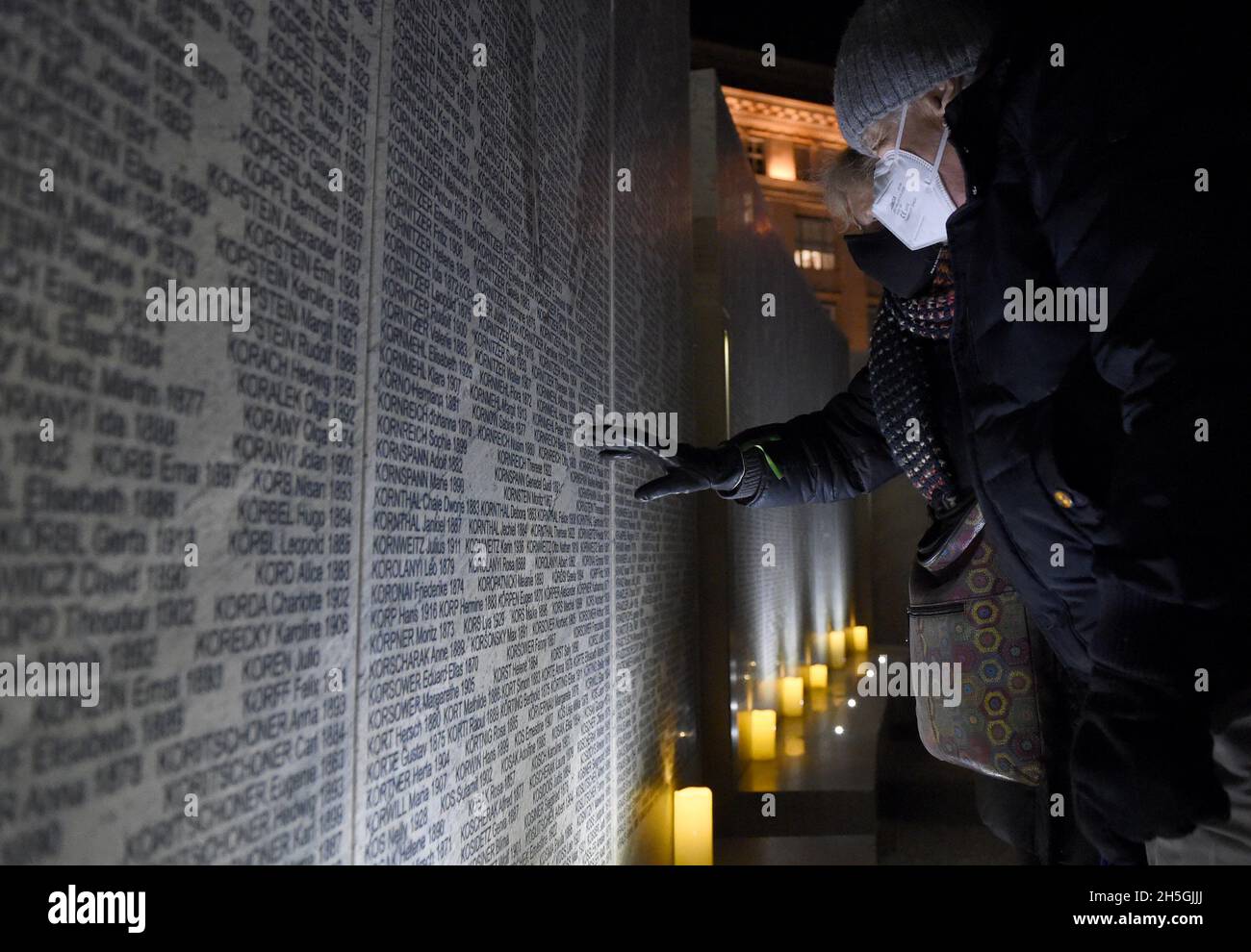 Vienna, Austria. 9 Nov 2021. La gente commemora le vittime al Memoriale del Muro dei nomi di Shoah a Vienna, Austria, il 9 novembre 2021. Shoah Wall of Names Memorial è stato inaugurato martedì a Ostarrichi Park a Vienna. Il nuovo memoriale commemora più di 64,000 ebrei austriaci uccisi o morti durante l'era nazista. Credit: Guo Chen/Xinhua/Alamy Live News Foto Stock