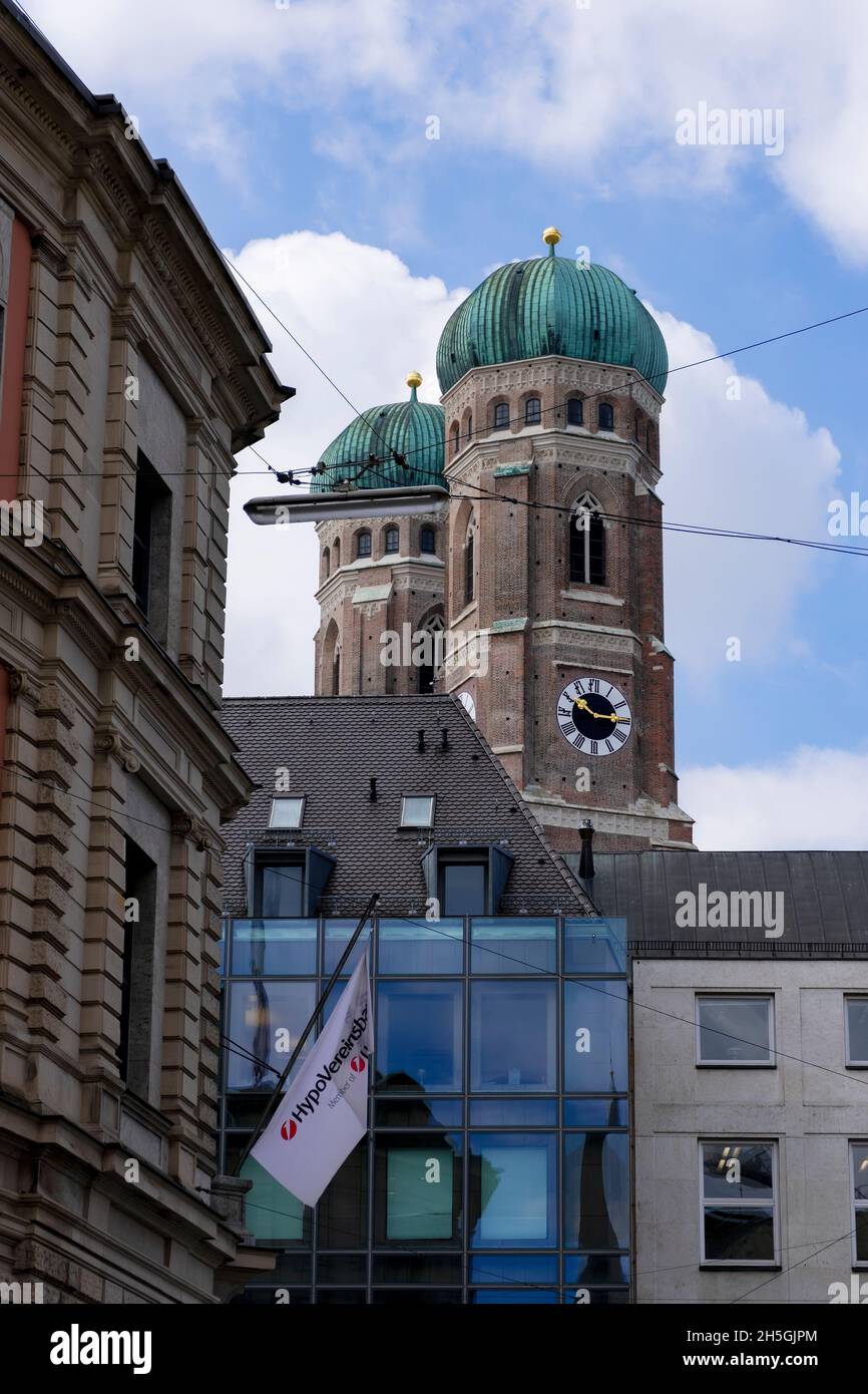 22 maggio 2019 Monaco di Baviera, Germania - Frauenkirche (Chiesa di nostra Signora) a Monaco di Baviera. Vista da strade strette Foto Stock