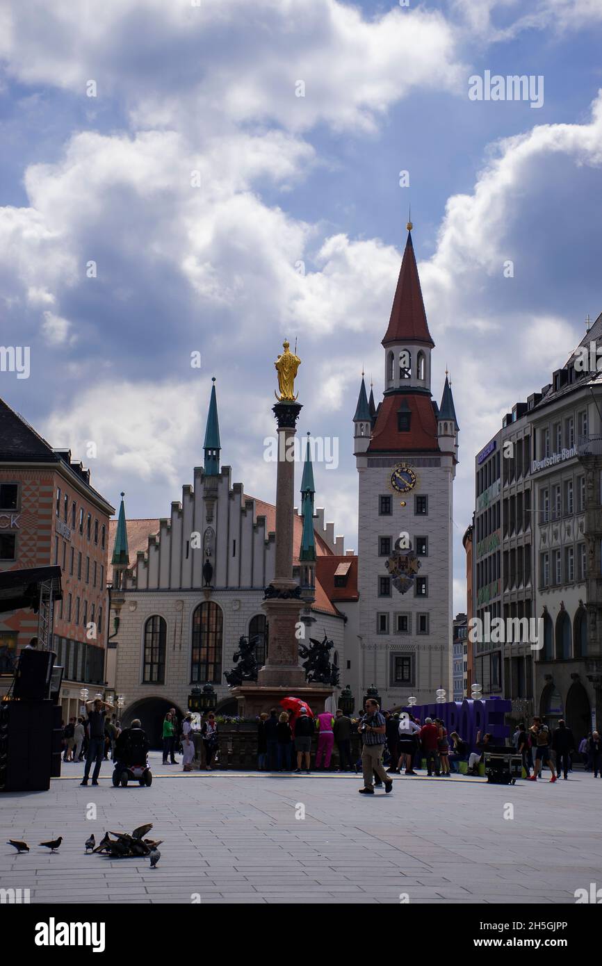 22 maggio 2019 Monaco di Baviera, Germania - Vecchio municipio (Altes Rathaus / Spielzeugmuseum) e Corte vecchia (Alter Hof) ex residenza imperiale di Luigi IV. Monaco Foto Stock