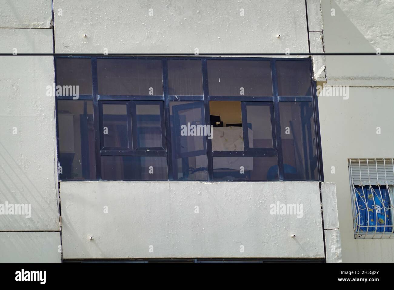 Foto delle finestre di colore scuro di un edificio Foto Stock