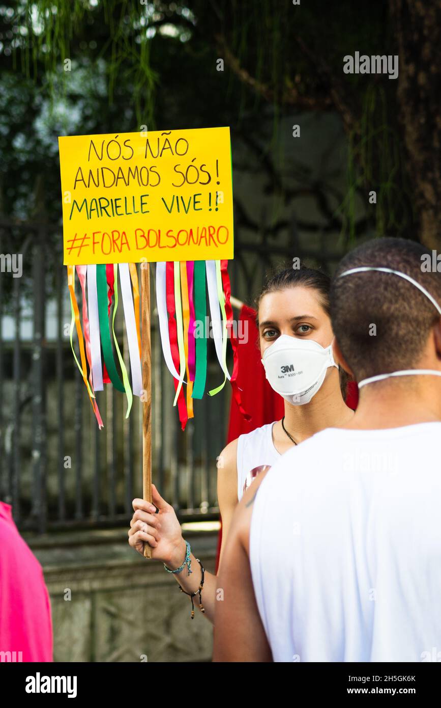 I manifestanti protestano contro il governo del presidente Jair Bolsonaro nella città di Salvador. Foto Stock