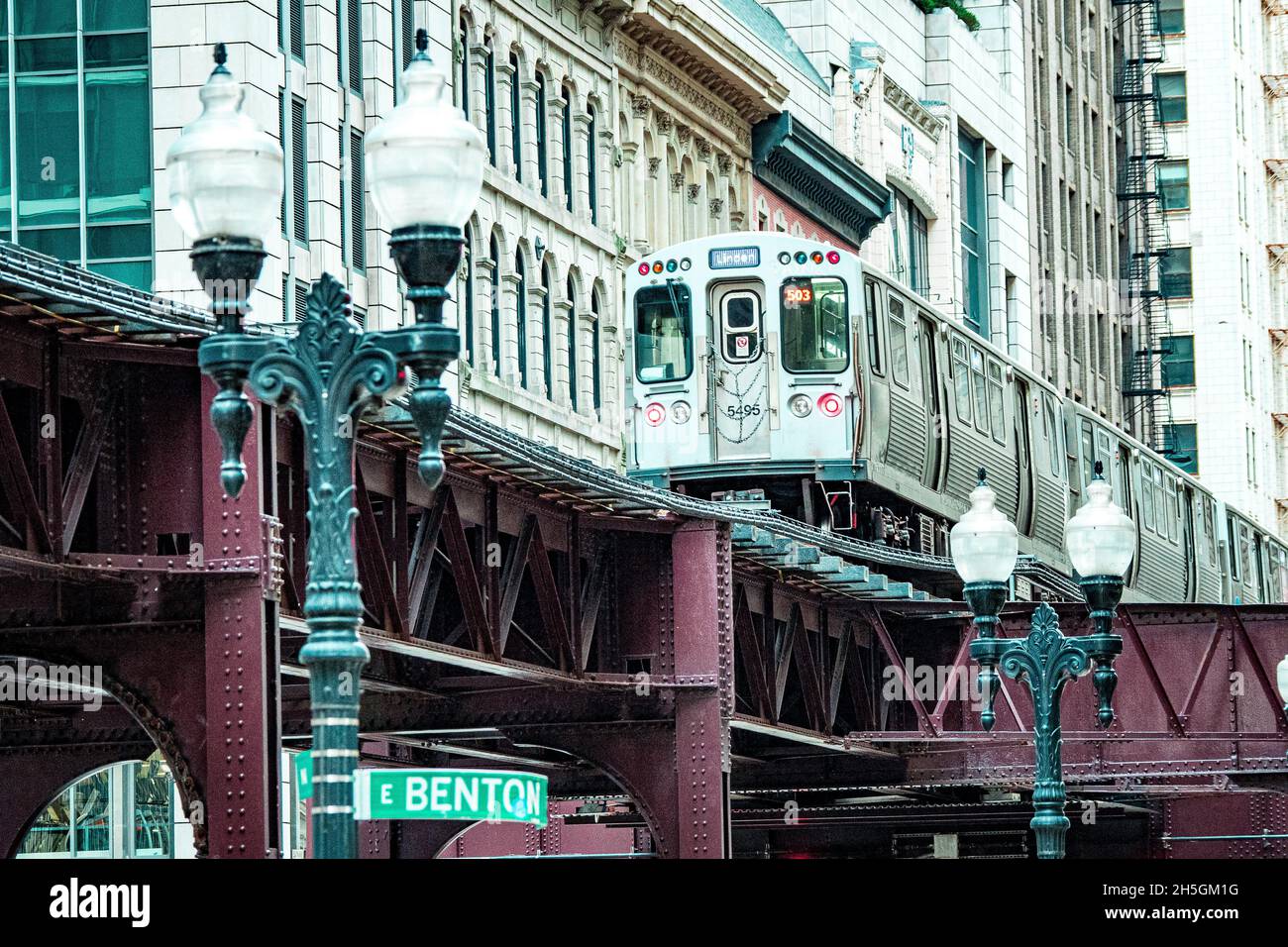 L'L', il sistema di transito rapido di Chicago che sposta le persone su piste sopraelevate nell'area della metropoli di Chicago, il, USA Foto Stock