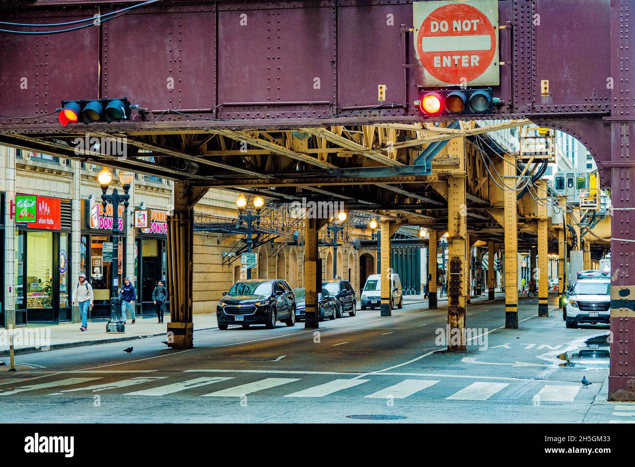 Sotto l'L', il sistema di transito rapido di Chicago, che trasporta le persone su piste sopraelevate nell'area della metropoli di Chicago, il, USA Foto Stock