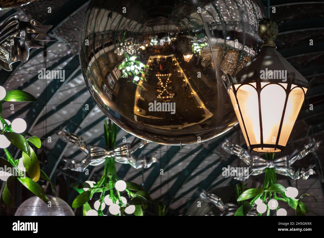 Covent Garden, Londra, Regno Unito. 9 novembre 2021. Il famoso Covent Garden Christmas Tree and Lights è oggi acceso e i visitatori godono di un'atmosfera festosa nel trafficato quartiere dello shopping, dei ristoranti e dei divertimenti. Le consuete performance di scena e accensione da parte di una celebrità, normalmente un evento annuale, non si sono svolte quest'anno a causa della convivia. Credit: Imagplotter/Alamy Live News Foto Stock