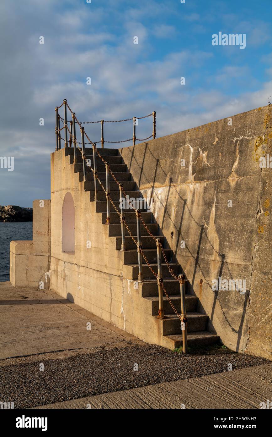 FINDOCHTY, MORAY, SCOZIA - 9 NOVEMBRE 2021: Questo è il sole che splende sui gradini del Porto di Moray, Scozia, il 9 novembre 2021. Foto Stock
