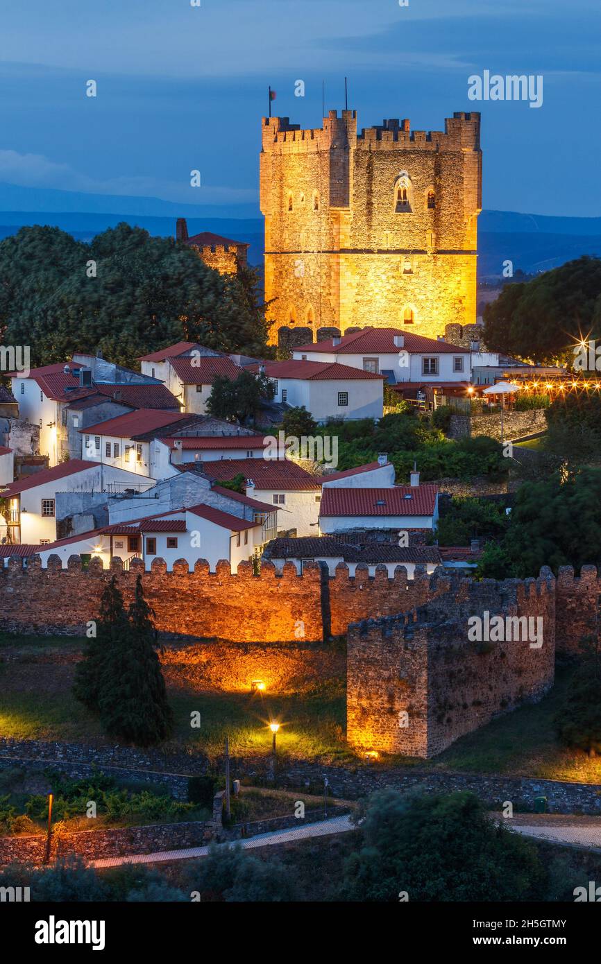 Bragana, Portogallo - 26 giugno 2021: Castello di Bragana in Portogallo al crepuscolo con case della cittadella medievale e le mura in primo piano. Foto Stock