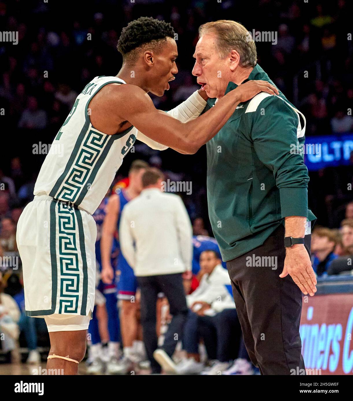 New York, New York, Stati Uniti. 9 Nov 2021. I Michigan state Spartans sono stati il capo allenatore Tom Izzo e la guardia Tyson Walker (2) nella prima metà durante il Champions Classic al Madison Square Garden a New York City. Duncan Williams/CSM/Alamy Live News Foto Stock