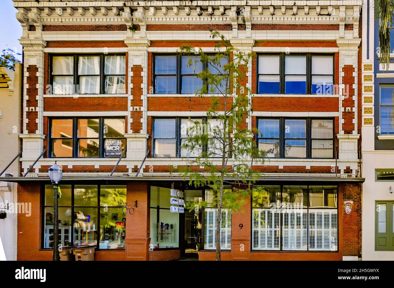 Un edificio storico costruito nel 1913 è raffigurato in Dauphin Street, 6 novembre 2021, a Mobile, Alabama. Foto Stock