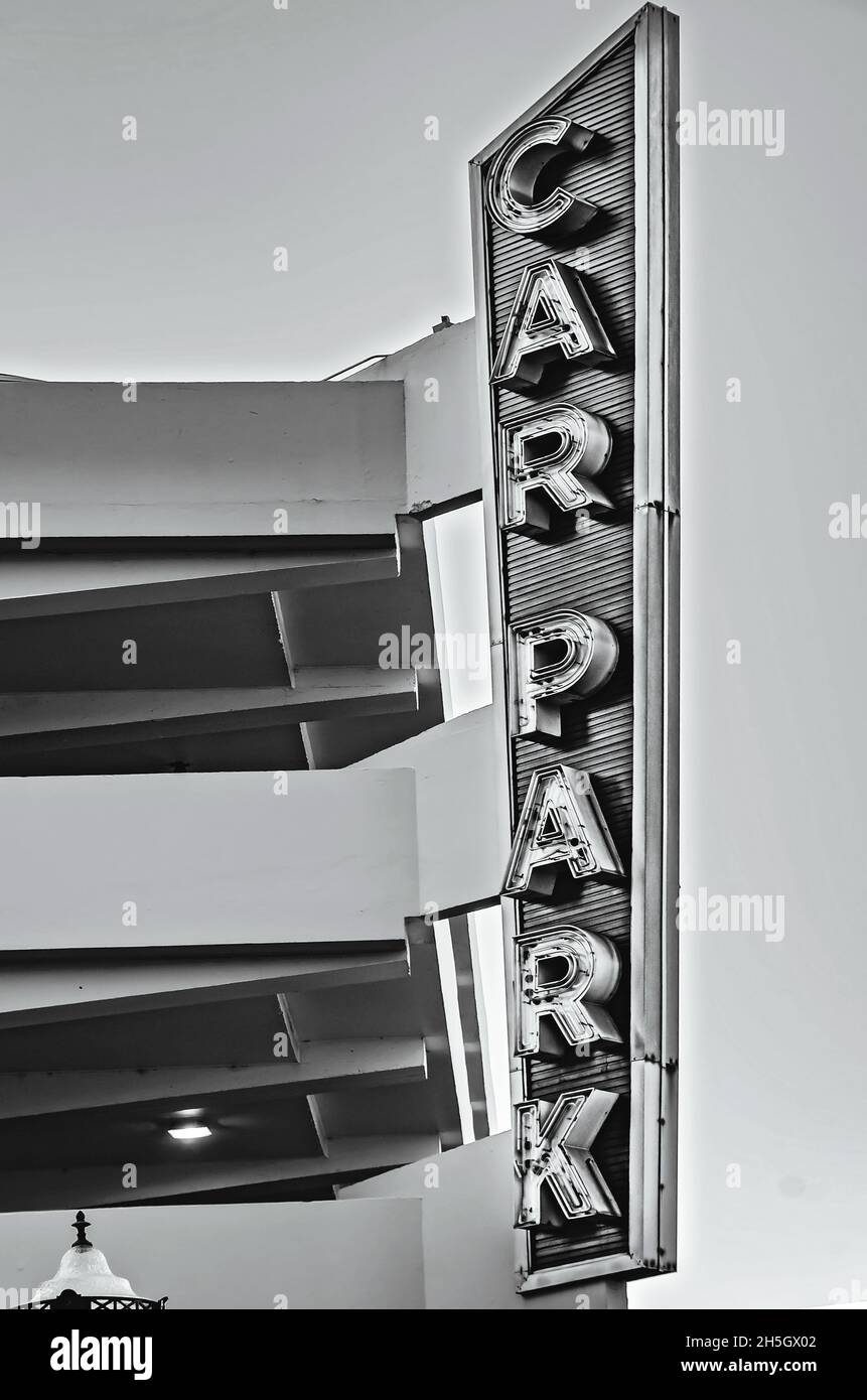 Un cartello di parcheggio retrò avvisa gli automobilisti di un parcheggio in Royal Street, 6 novembre 2021, a Mobile, Alabama. Foto Stock