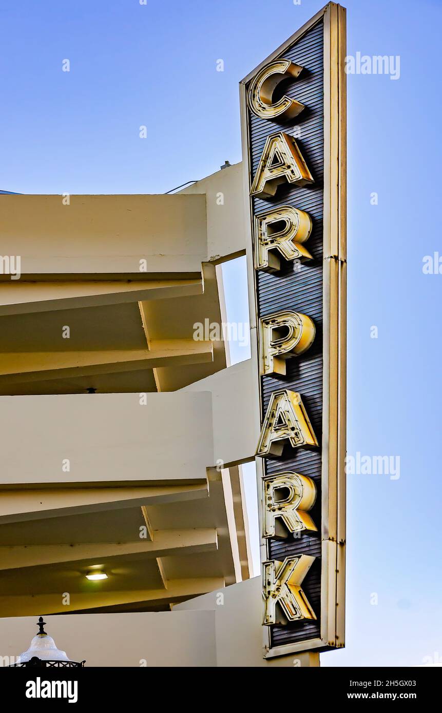 Un cartello di parcheggio retrò avvisa gli automobilisti di un parcheggio in Royal Street, 6 novembre 2021, a Mobile, Alabama. Foto Stock