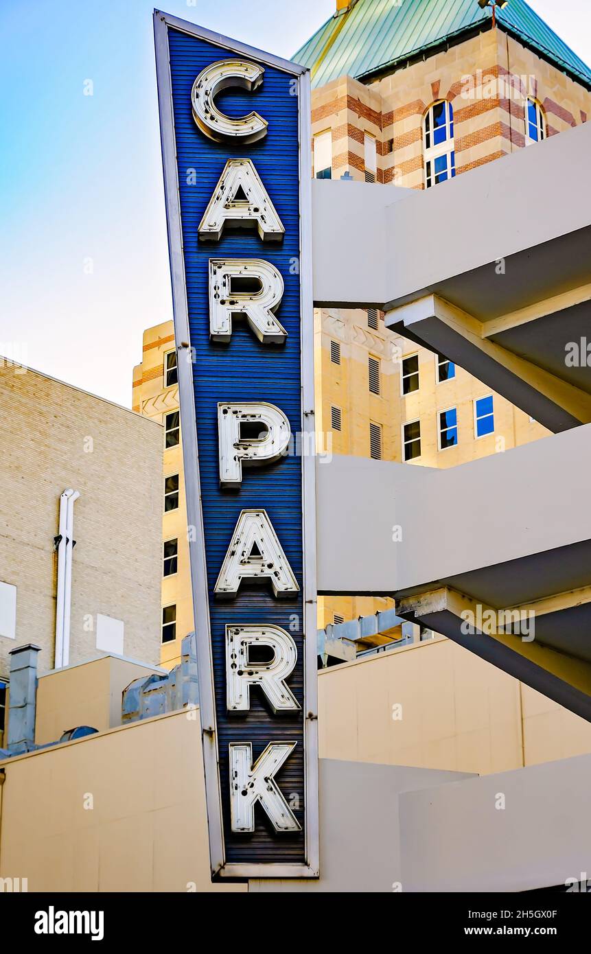 Un cartello di parcheggio retrò avvisa gli automobilisti di un parcheggio in Royal Street, 6 novembre 2021, a Mobile, Alabama. Foto Stock