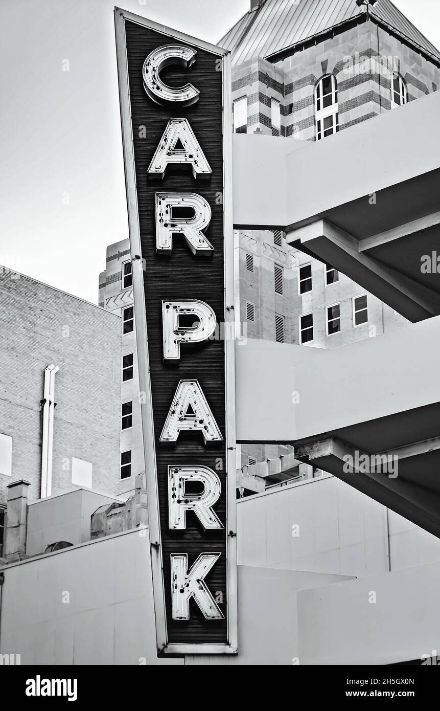Un cartello di parcheggio retrò avvisa gli automobilisti di un parcheggio in Royal Street, 6 novembre 2021, a Mobile, Alabama. Foto Stock