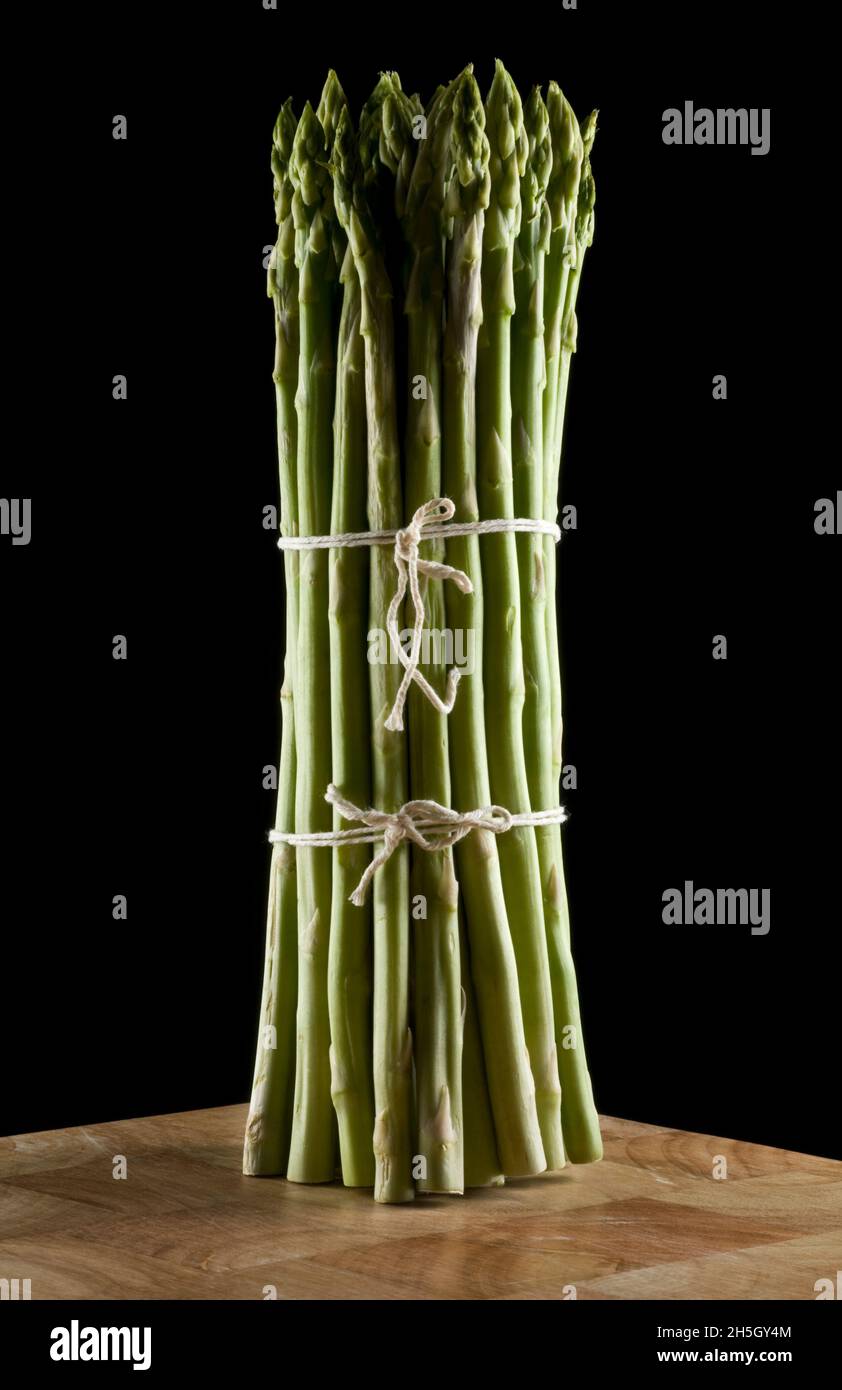 Mazzetto di lance di asparagi, isolato su nero Foto Stock