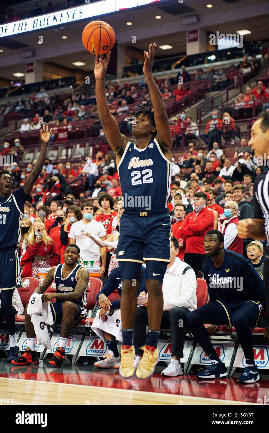 Columbus, Ohio, Stati Uniti. 9 Nov 2021. Akron zips in avanti Mikal Dawson (22) prende un colpo contro l'Ohio state n nel loro gioco a Columbus, Ohio. Credit: csm/Alamy Live News Foto Stock
