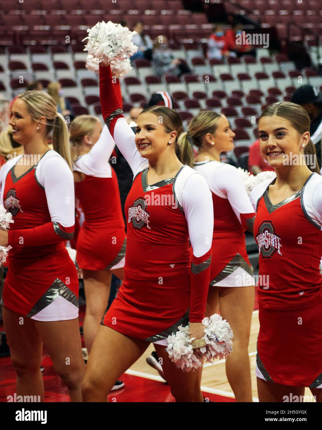 Columbus, Ohio, Stati Uniti. 9 Nov 2021. Il cheerleader dell'Ohio state Buckeyes si esibisce prima che l'Ohio state gioci ad Akron nel loro gioco a Columbus, Ohio. Credit: csm/Alamy Live News Foto Stock