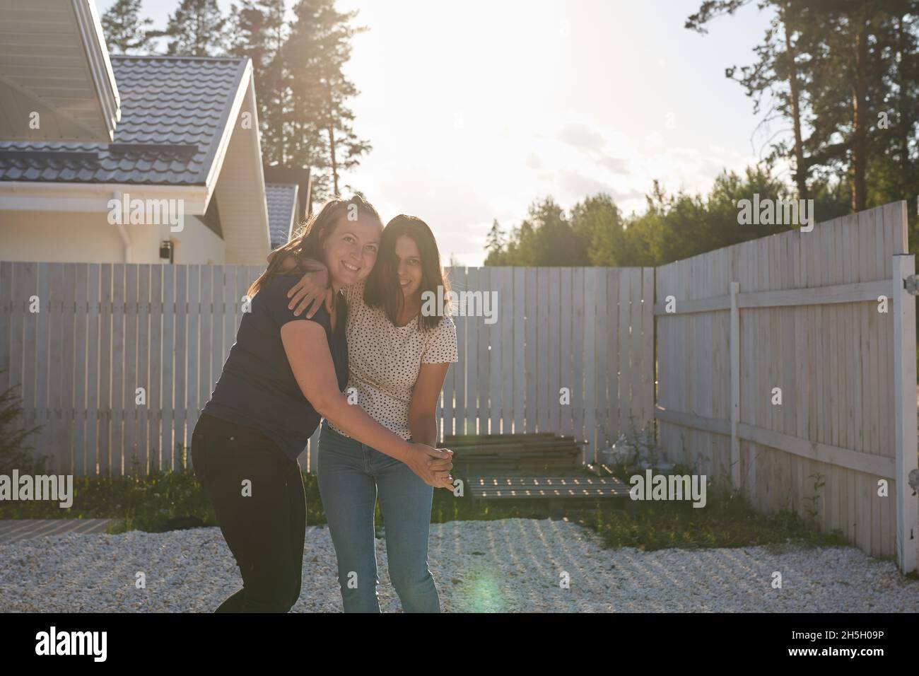 Gli amici si divertono una giornata fuori. Due amici abbracciano e ridono insieme, emozioni positive. Foto di alta qualità Foto Stock
