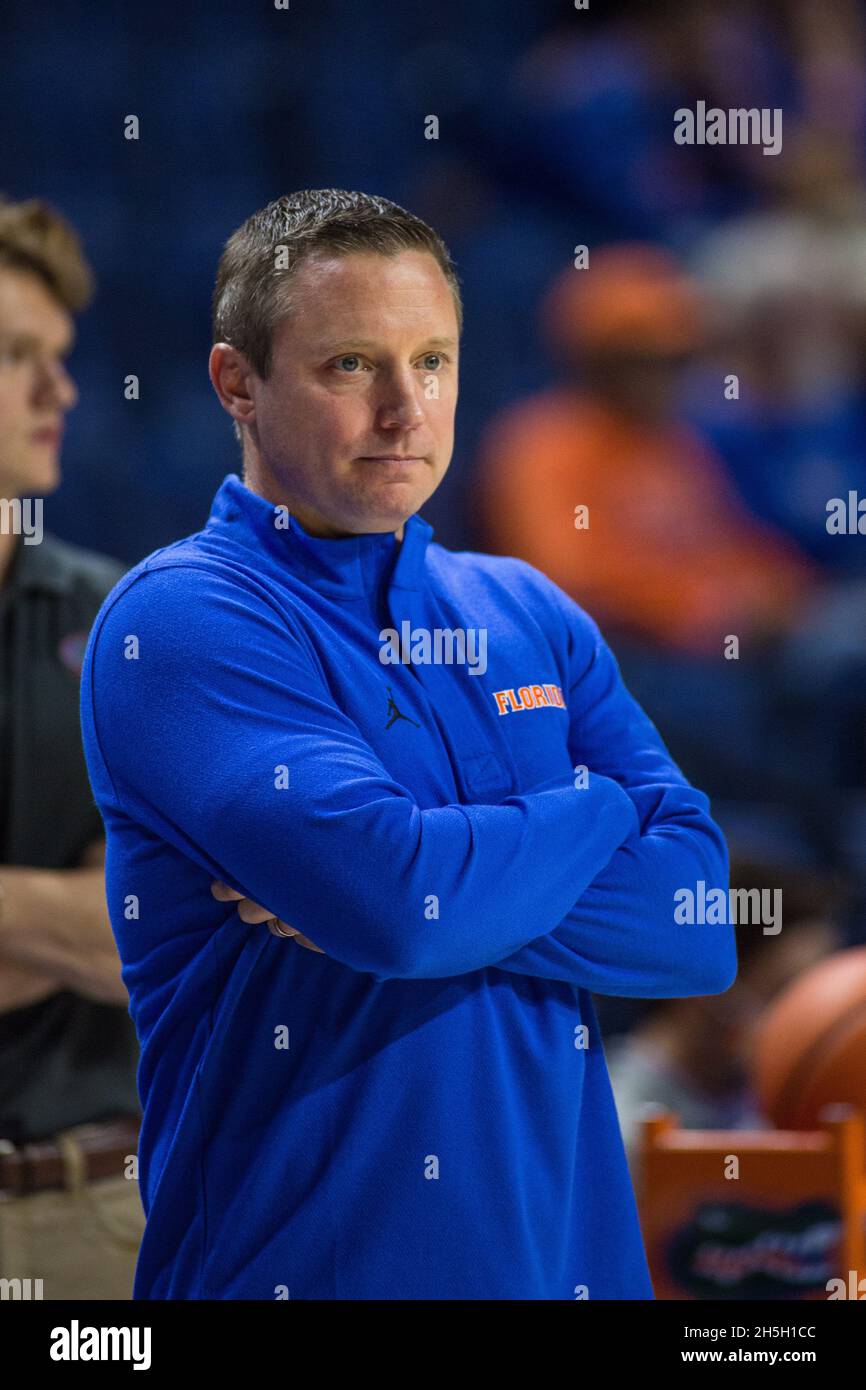 9 novembre 2021: Il capo allenatore dei Florida Gators Mike White attende l'inizio della partita di pallacanestro NCAA tra l'Elon Phoenix e i Florida Gators a Stephen C. o'Connell Center Gainesville, FL. Jonathan Huff/CSM. Foto Stock