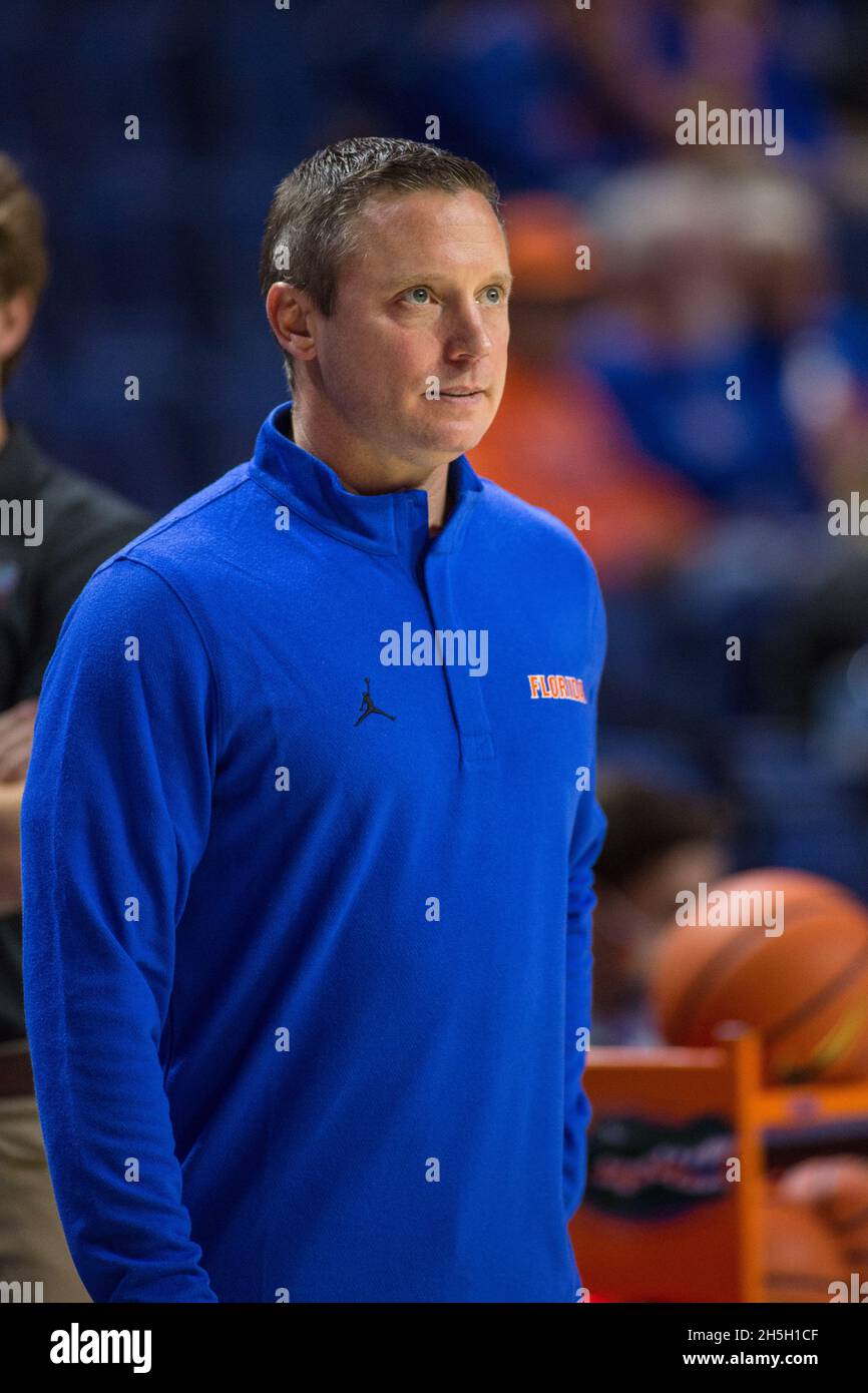 9 novembre 2021: Il capo allenatore dei Florida Gators Mike White attende l'inizio della partita di pallacanestro NCAA tra l'Elon Phoenix e i Florida Gators a Stephen C. o'Connell Center Gainesville, FL. Jonathan Huff/CSM. Foto Stock