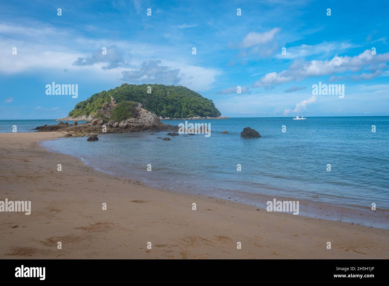 Spiaggia di Yanui Phuket Thailandia, spiaggia tropicale con l'oceano blu in Thailandia, sabbia bianca dorata e palme Foto Stock