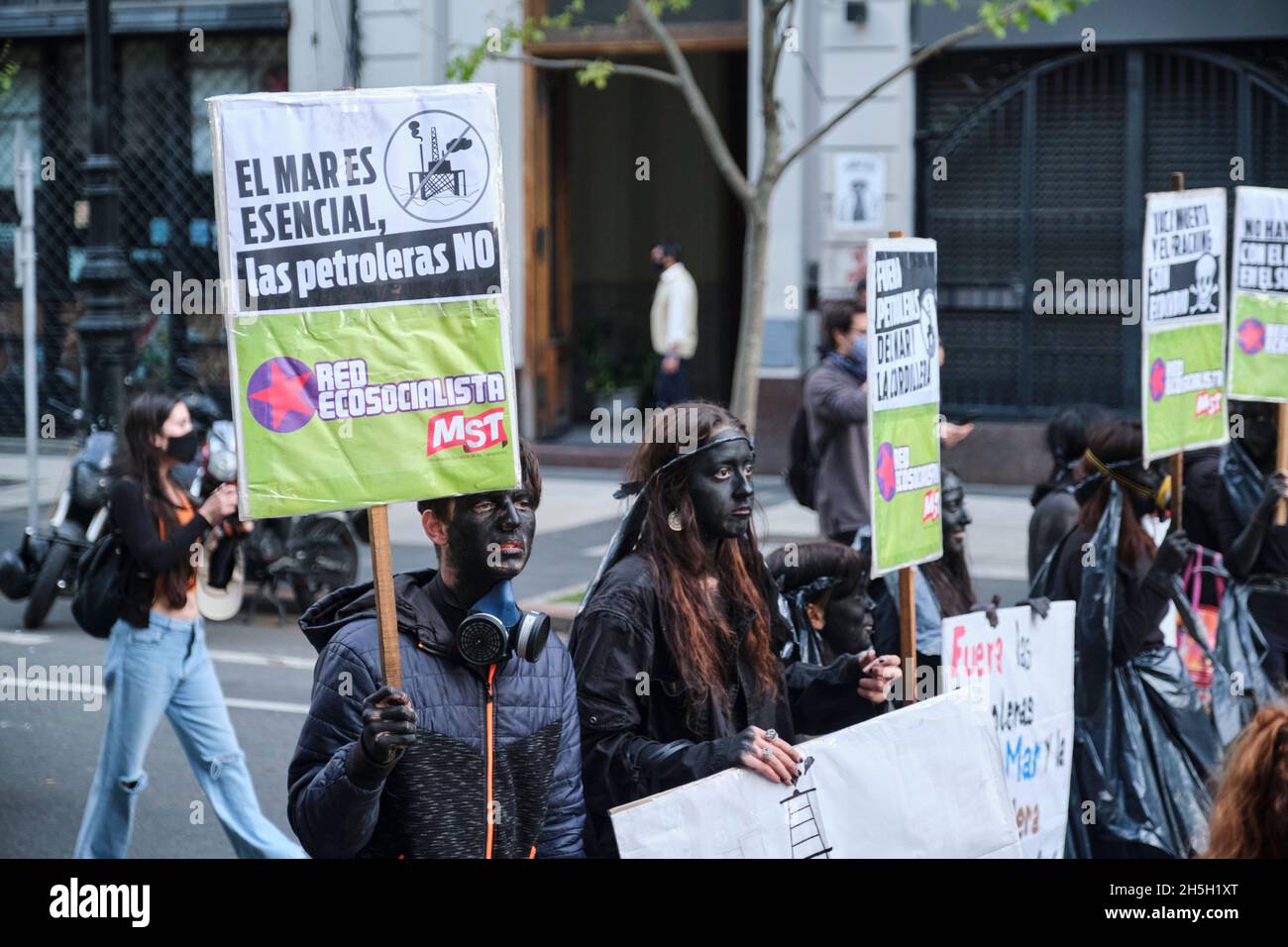 Buenos Aires, Argentina; 24 settembre 2021: Global Climate Strike, giovani attivisti vestiti e fatti in nero con segni con testi come il mare è e. Foto Stock