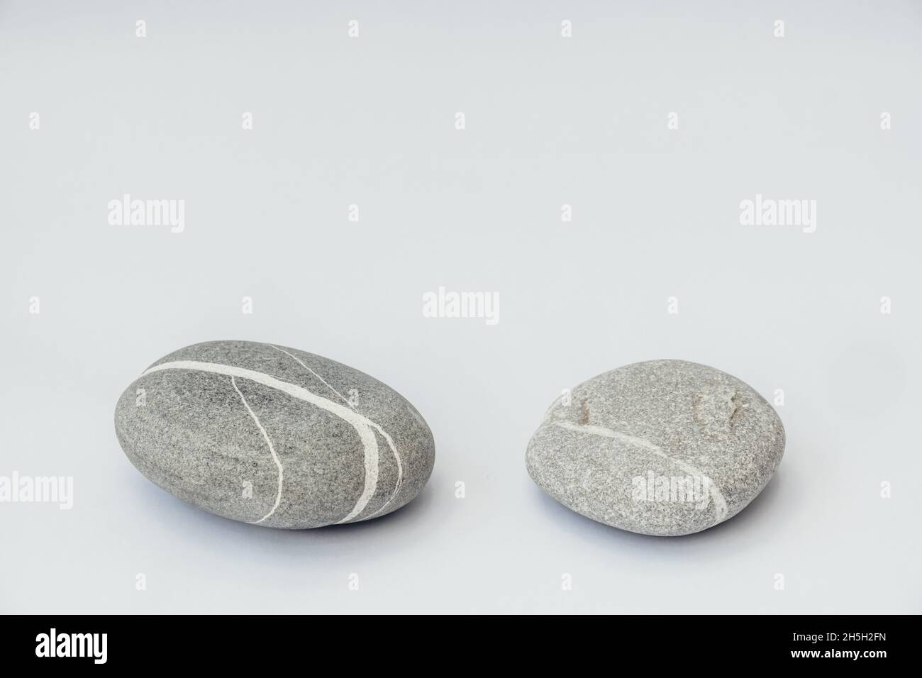 Le pietre sono sullo sfondo chiaro, le pietre di poise semplici. Purezza armonia ed equilibrio concetto. Podi di pietra. Foto Stock