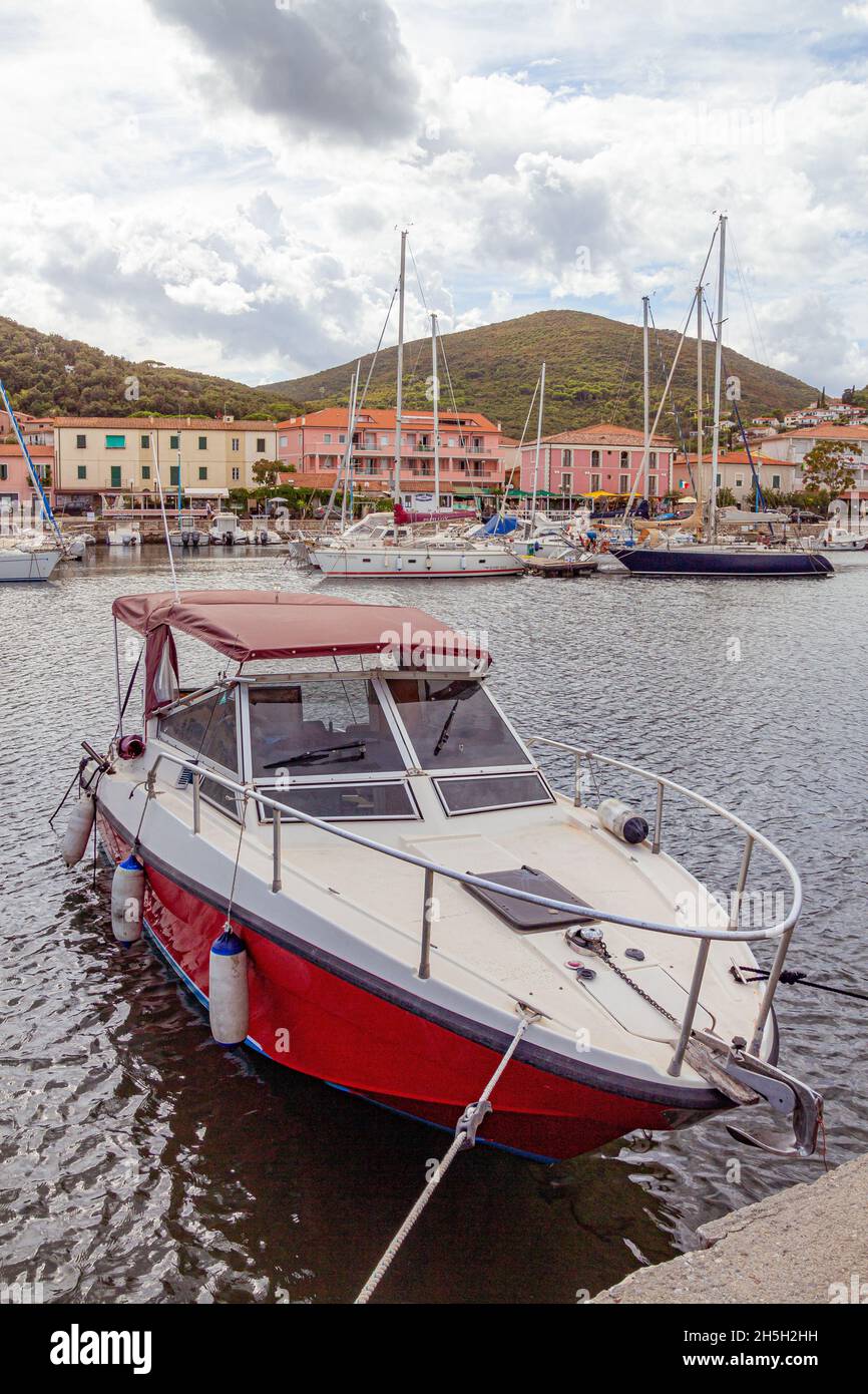 Cavo, Isola d'Elba Provincia di Livorno Italia - 20 settembre 2021 Porto colorato di cavo Foto Stock