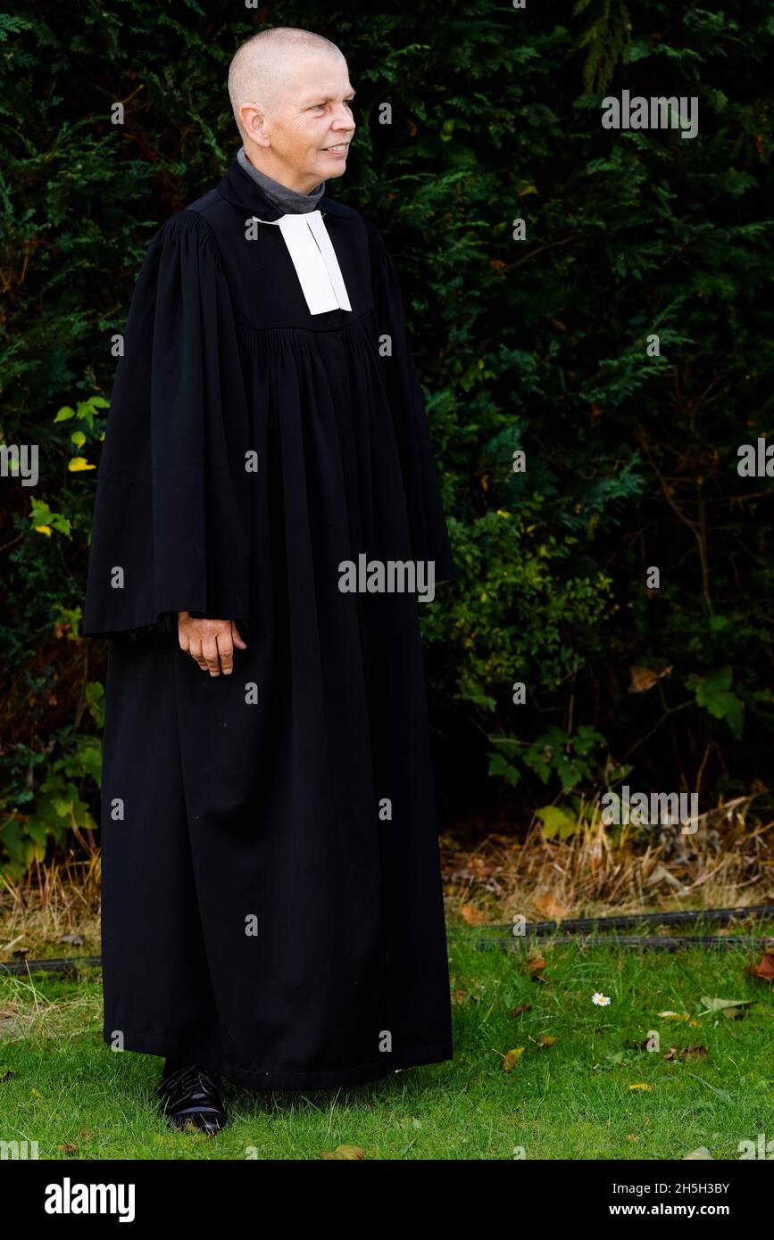 Owschlag, Germania. 01 Novembre 2021. Susanne Jensen si trova nel giardino della sua casa. Il pastore di Owschlag nel distretto di Rendsburg-Eckernförde ha ricevuto il premio per la migliore guida femminile nel film horror 'Lucifer' al Festival del Film di Sitges. Il film del regista austriaco Peter Brunner dovrebbe essere pubblicato nelle sale cinematografiche tedesche nella primavera del 2022. Credit: Frank Molter/dpa/Alamy Live News Foto Stock