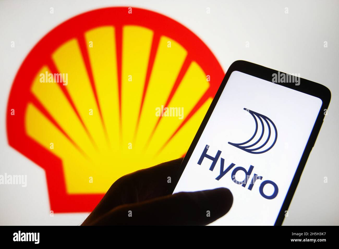 Ucraina. 9 novembre 2021. In questa foto, il logo Norsk Hydro ASA viene visualizzato sullo schermo di uno smartphone con il logo Royal Dutch Shell plc sullo sfondo. Credit: SOPA Images Limited/Alamy Live News Foto Stock