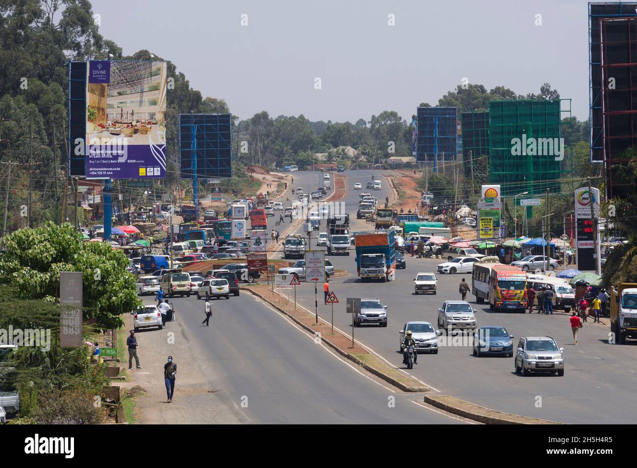 Traffico sulla strada Ngong, Karen, Nairobi, appena ampliata. Il progetto di shilling del Kenya da 2.3 miliardi è stato realizzato dalla ditta cinese, Quinjian Interna Foto Stock