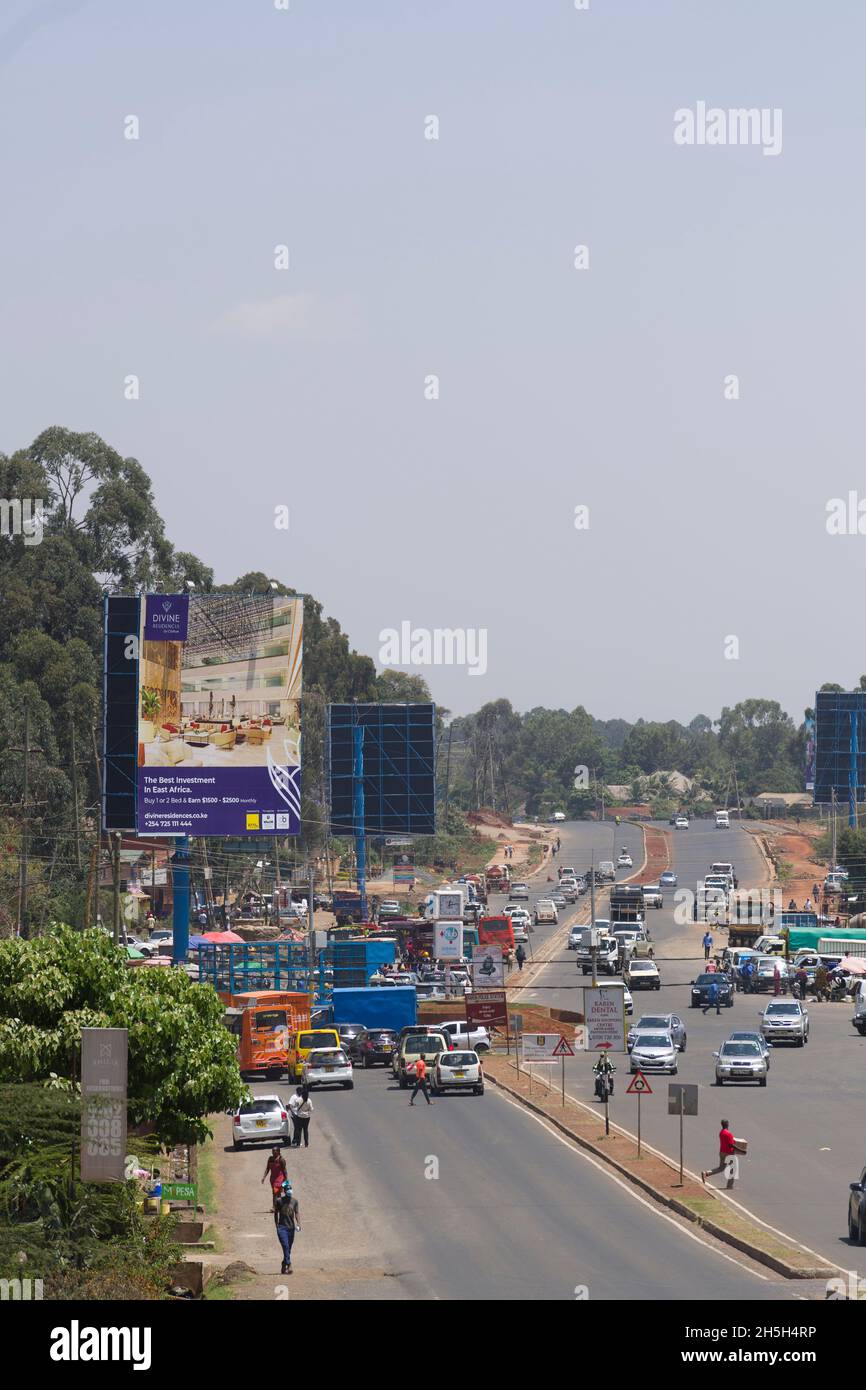 Traffico sulla strada Ngong, Karen, Nairobi, appena ampliata. Il progetto di shilling del Kenya da 2.3 miliardi è stato realizzato dalla ditta cinese, Quinjian Interna Foto Stock