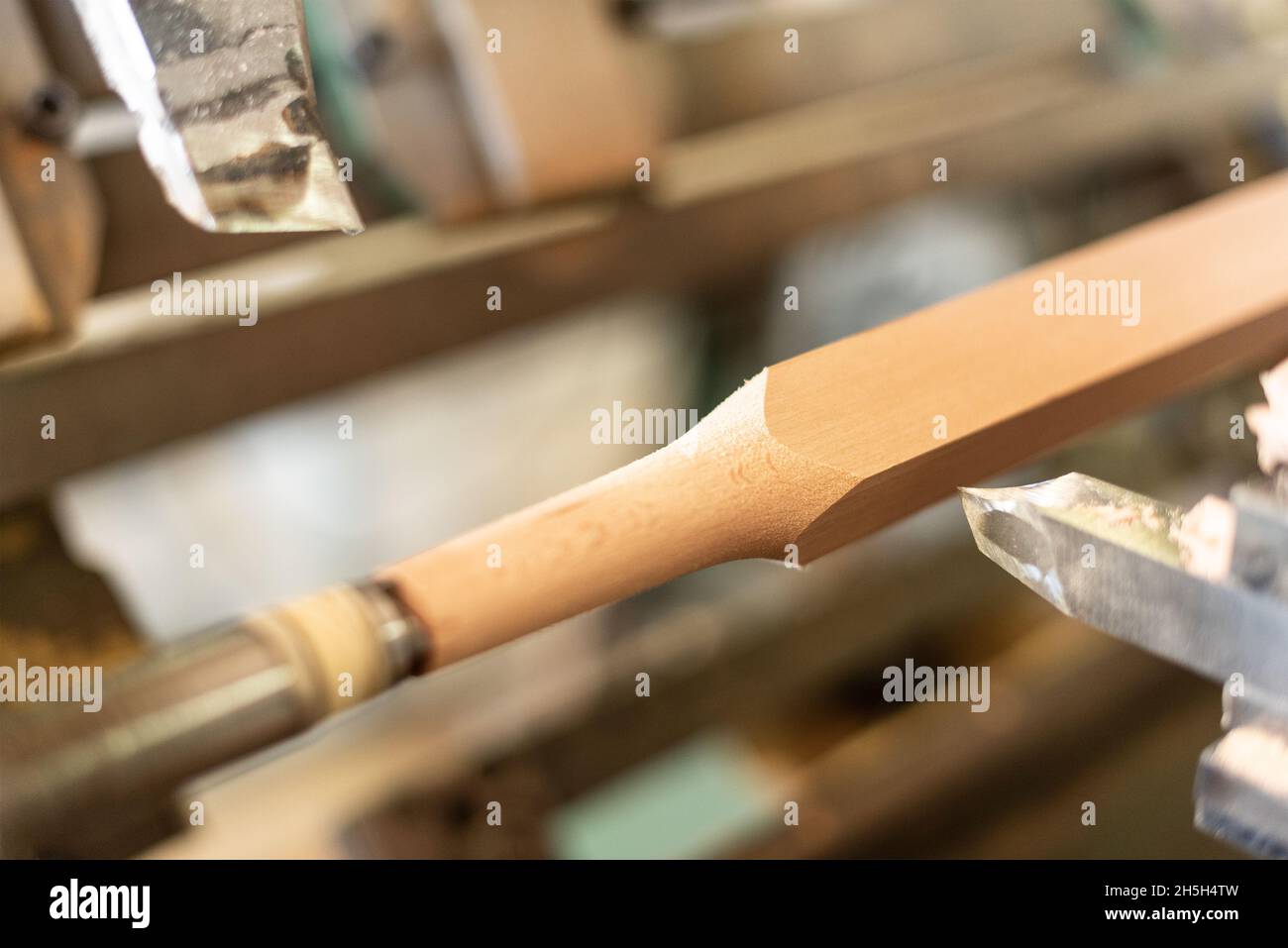 Tornio balustre in legno, fondo non focalizzato, sagomato. Falegnameria Foto Stock
