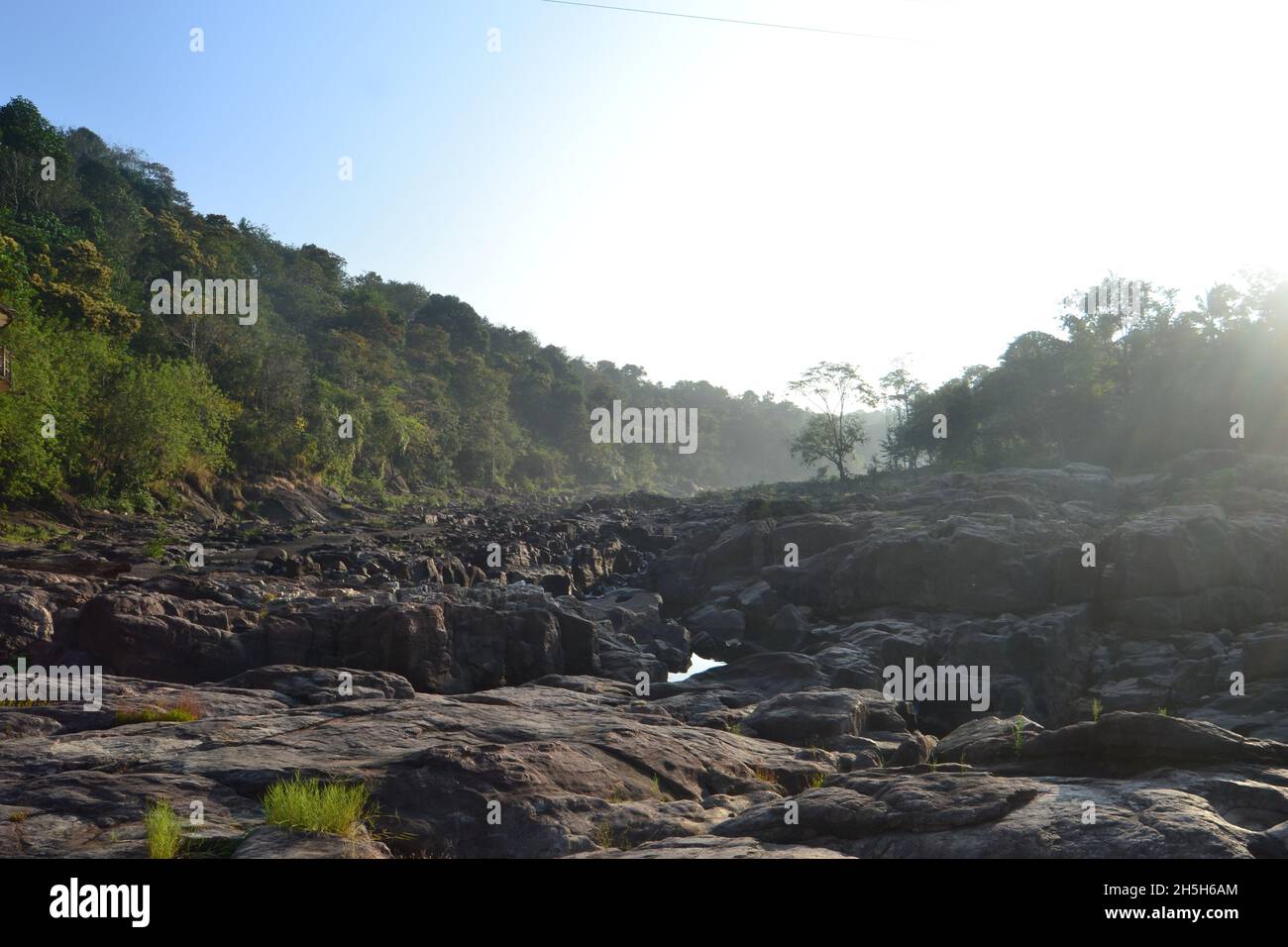 fiume essiccato nella stagione estiva; rocce pesanti rimane Foto Stock
