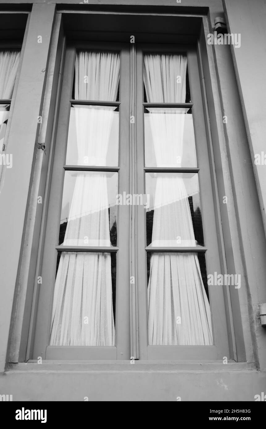 finestra con modello classico in foto in bianco e nero Foto Stock