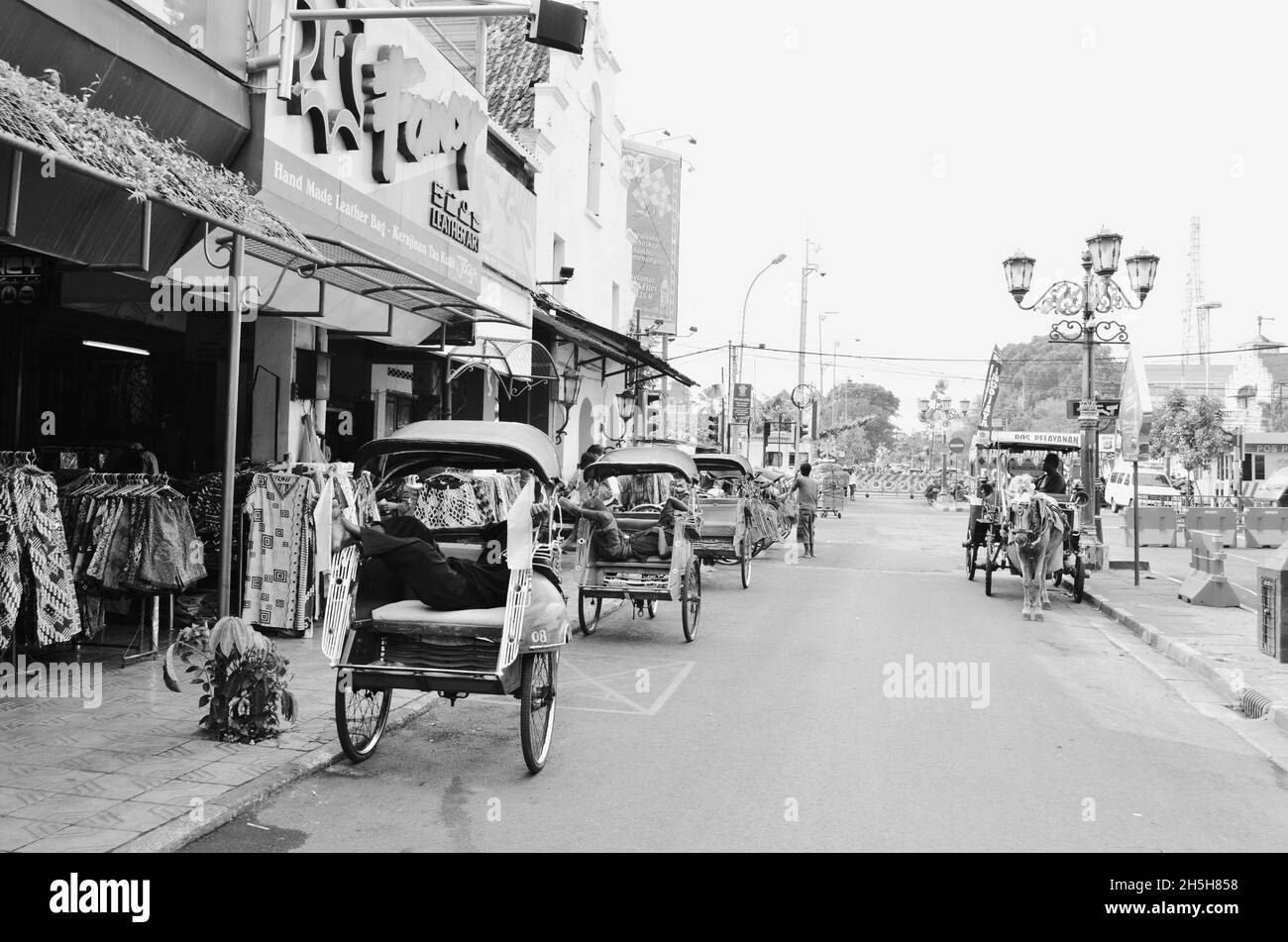 La popolare e vivace Malioboro Street, la principale via dello shopping di Yogyakarta, Central Java, Indonesia Foto Stock
