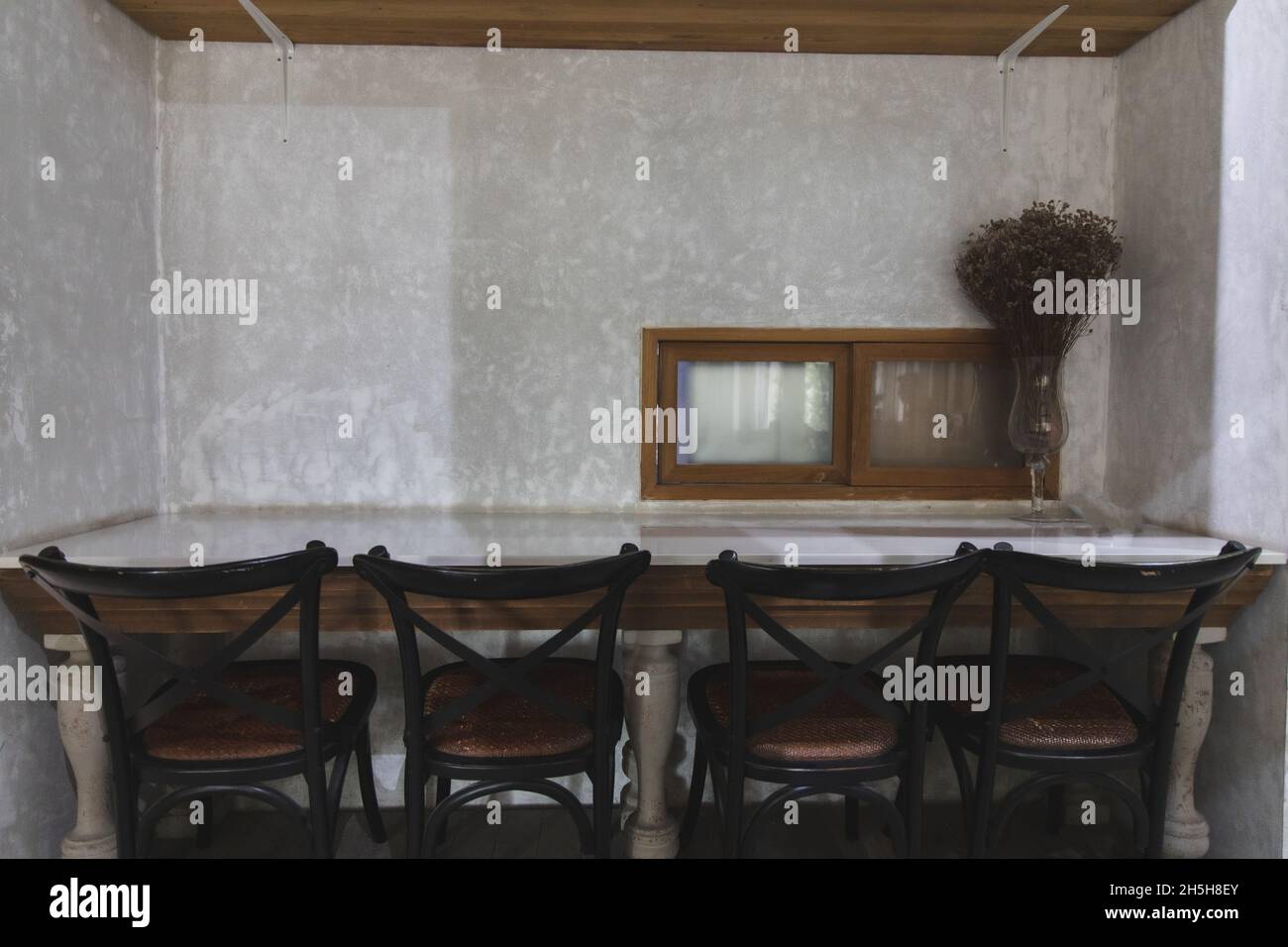 Disposizione in stile loft in colori scuri, open space, vista interna di vari caffè. Welcome open coffee shop sfondo Foto Stock