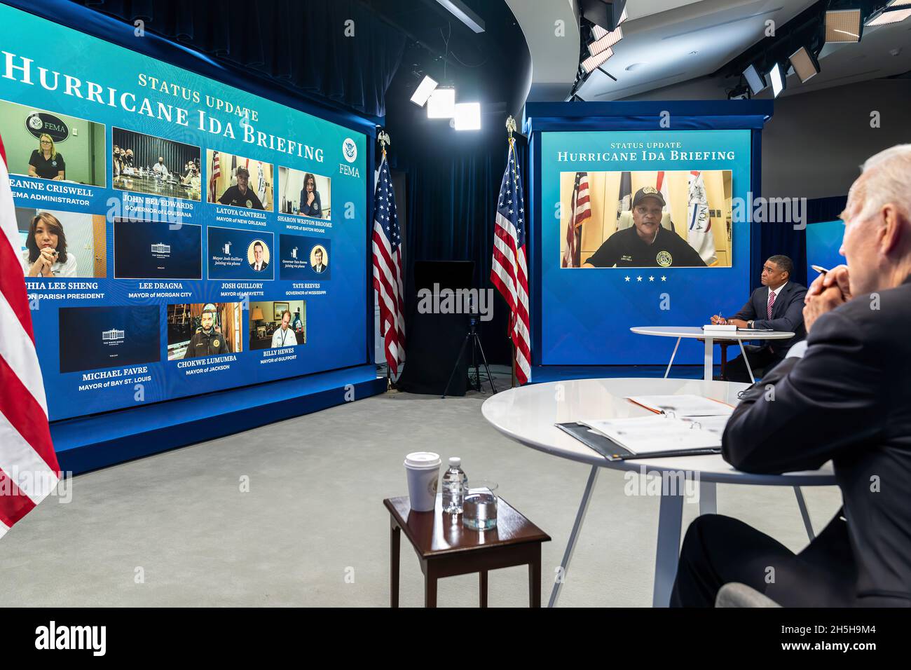 Il Presidente Joe Biden, cui fa parte il Senior Adviser e il Direttore del Public Engagement Cedric Richmond, partecipa a un briefing virtuale con l'Amministratore del FEMA Deanne Criswell e i Governatori e Sindaci del Mississippi sugli impatti dell'uragano Ida, lunedì 30 agosto 2021, Nel South Court Auditorium nell'Eisenhower Executive Office Building presso la Casa Bianca. (Foto ufficiale della Casa Bianca di Adam Schultz) Foto Stock