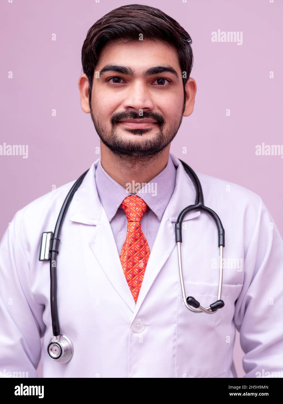 Ritratto di giovane medico maschile. Foto Stock