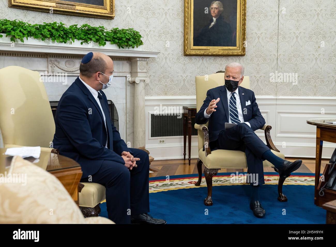 Il presidente Joe Biden incontra il primo ministro israeliano Naftali Bennett, venerdì 27 agosto 2021, presso l'ufficio ovale della Casa Bianca. (Foto ufficiale della Casa Bianca di Adam Schultz) Foto Stock