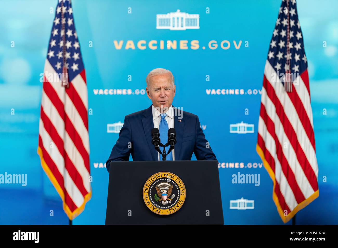 Il Presidente Joe Biden presenta osservazioni sulla FDA che dà piena approvazione al vaccino Pfizer COVID-19, lunedì 23 agosto 2021, nell'Auditorium della Corte Sud nell'edificio Eisenhower Executive Office presso la Casa Bianca. (Foto ufficiale della Casa Bianca di Adam Schultz) Foto Stock