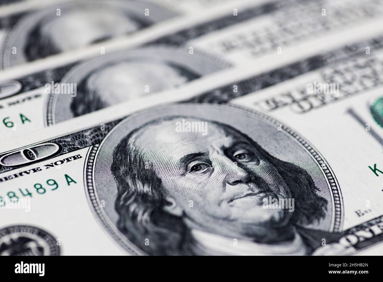 Un mucchio di dollari americani su un tavolo Foto Stock