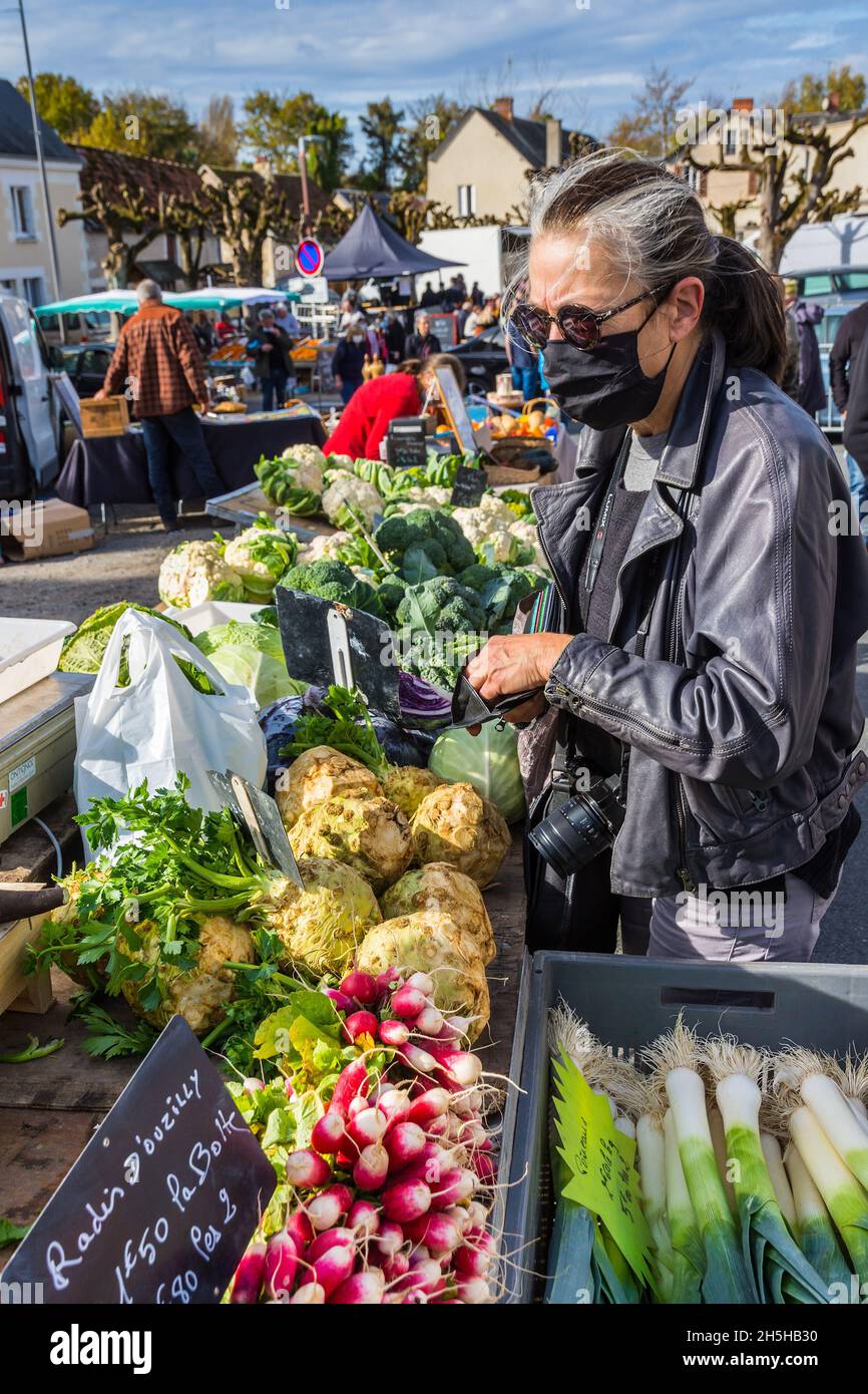 Bancarella di frutta e verdura nel giorno del mercato - Martizay, Indre (36), Francia. Foto Stock