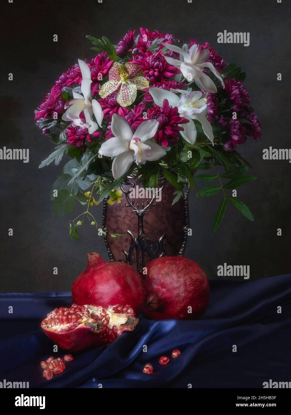 Ancora vita con melograni e bouquet di fiori Foto Stock