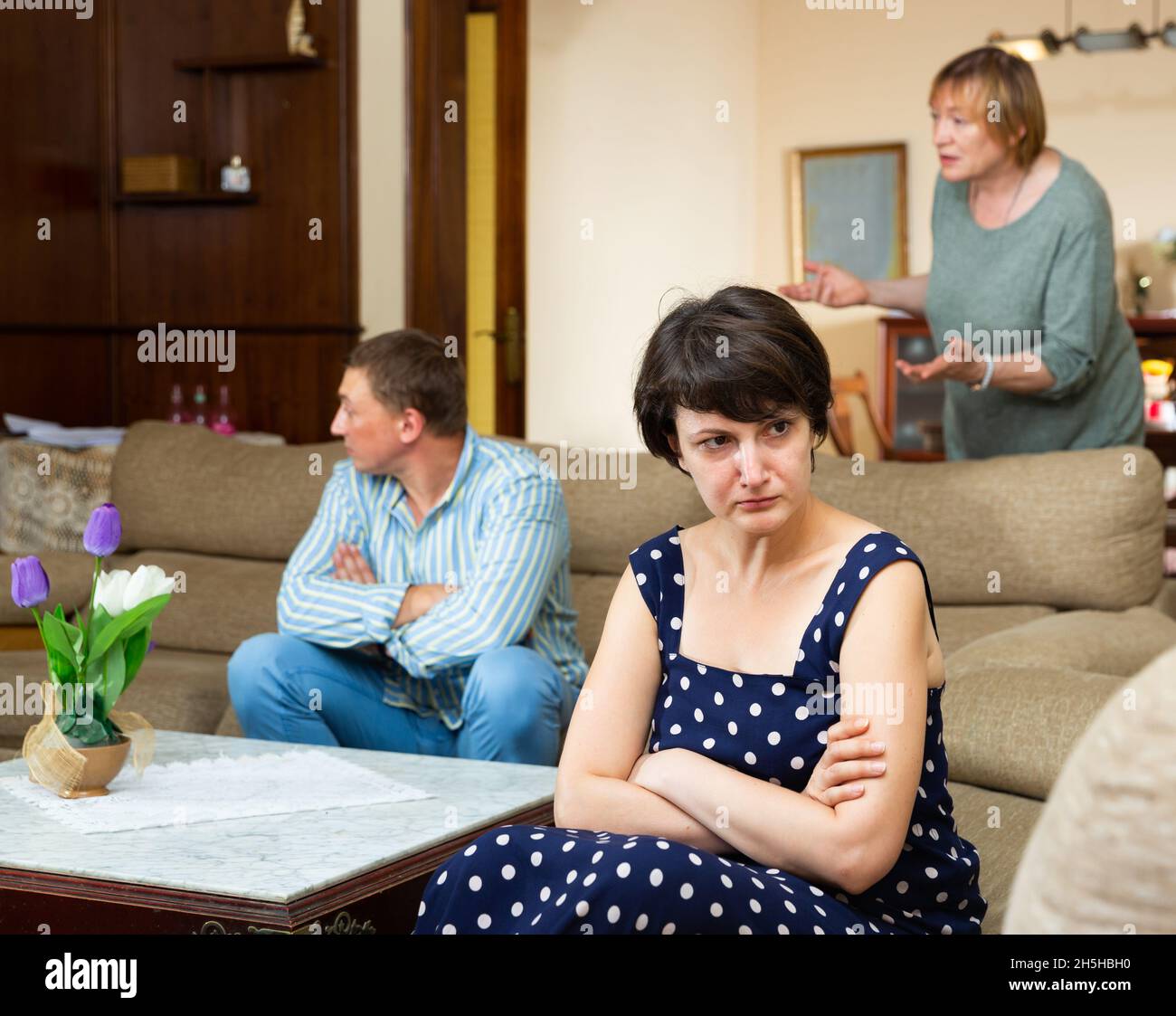 Donna seduta durante il conflitto familiare, uomo e donna litigando Foto Stock