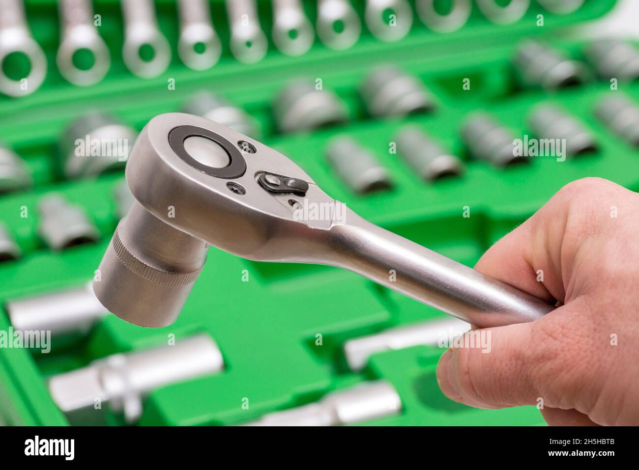 Un set di attrezzi per la riparazione in assistenza auto - mani del meccanico, primo piano. Meccanico automatico con strumenti di lavoro per la riparazione e la diagnostica di automobili nella gara Foto Stock