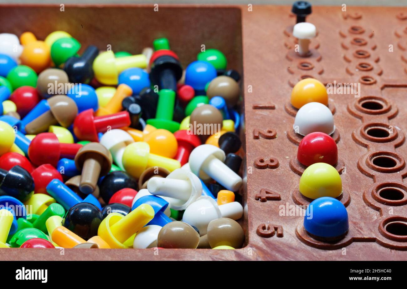 Umea, Norrland Svezia - 10 febbraio 2020: Prima mossa nel gioco Mastermind Foto Stock