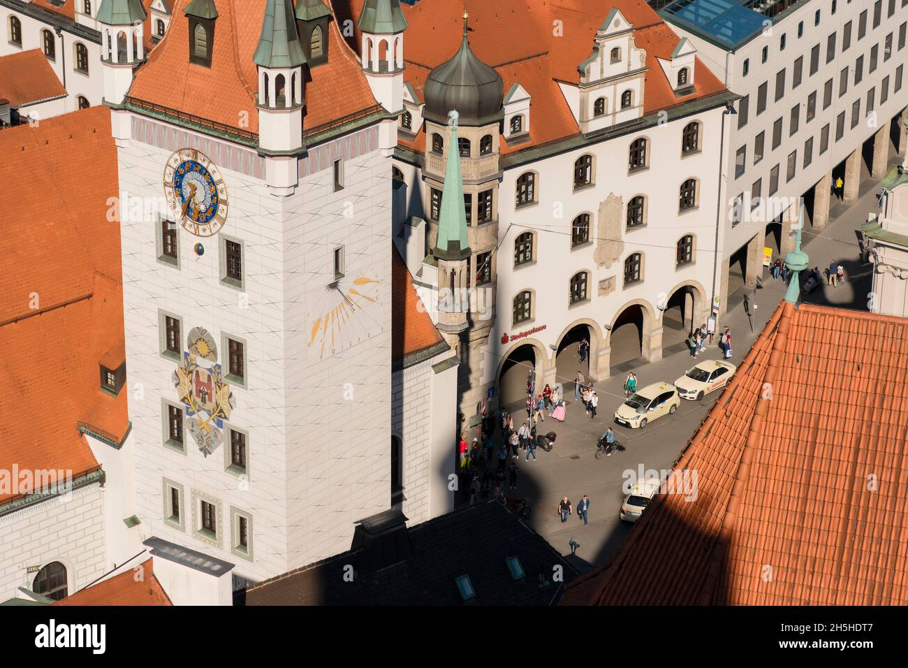 22 maggio 2019 Monaco di Baviera, Germania - Vecchio municipio (Altes Rathaus / Spielzeugmuseum) e Corte vecchia (Alter Hof) ex residenza imperiale di Luigi IV. Antenna Foto Stock