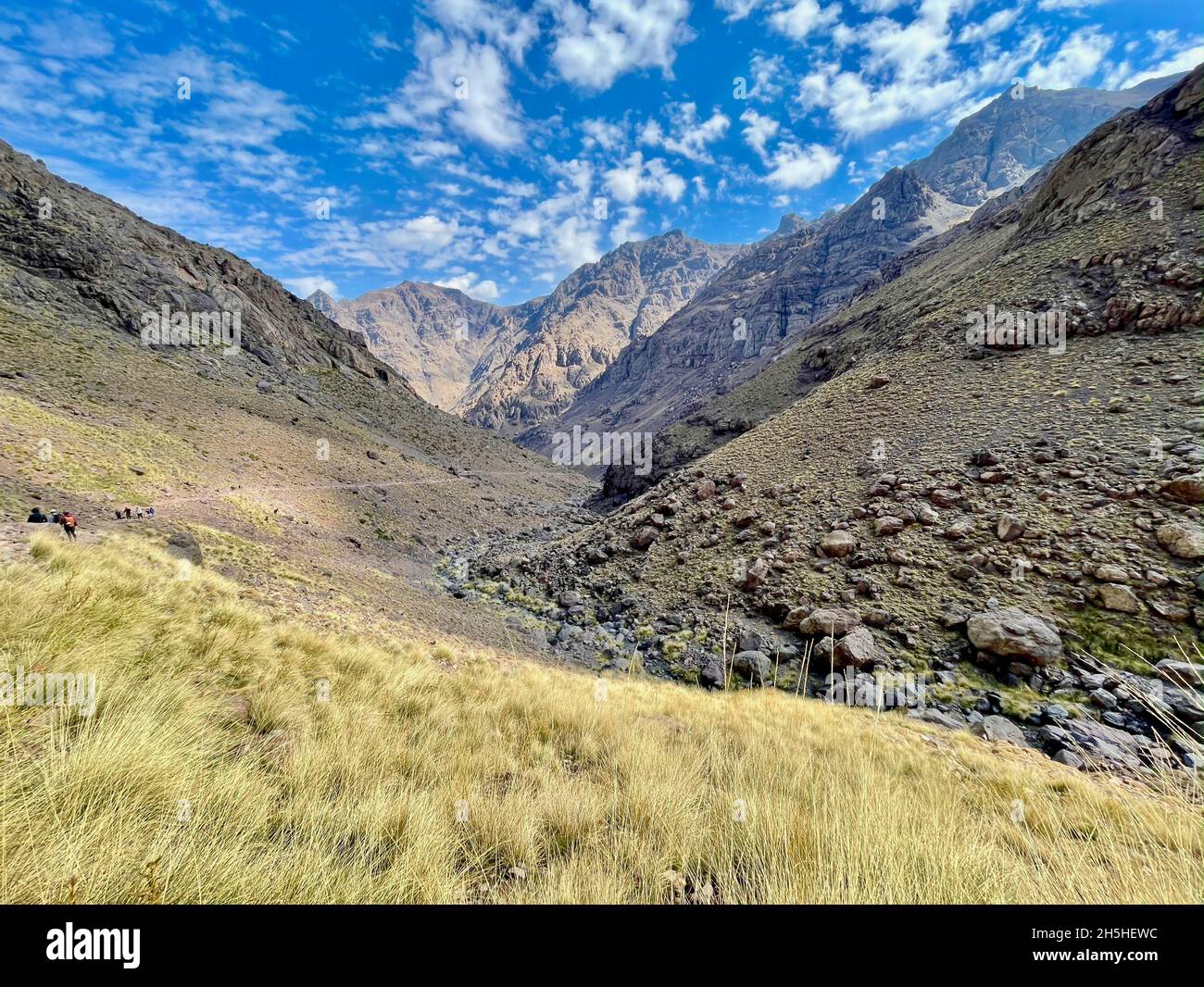 Parco Nazionale di Toubkal, sentiero escursionistico per Djebel Toubkal, la montagna più alta del Nord Africa, il Marocco. Foto Stock