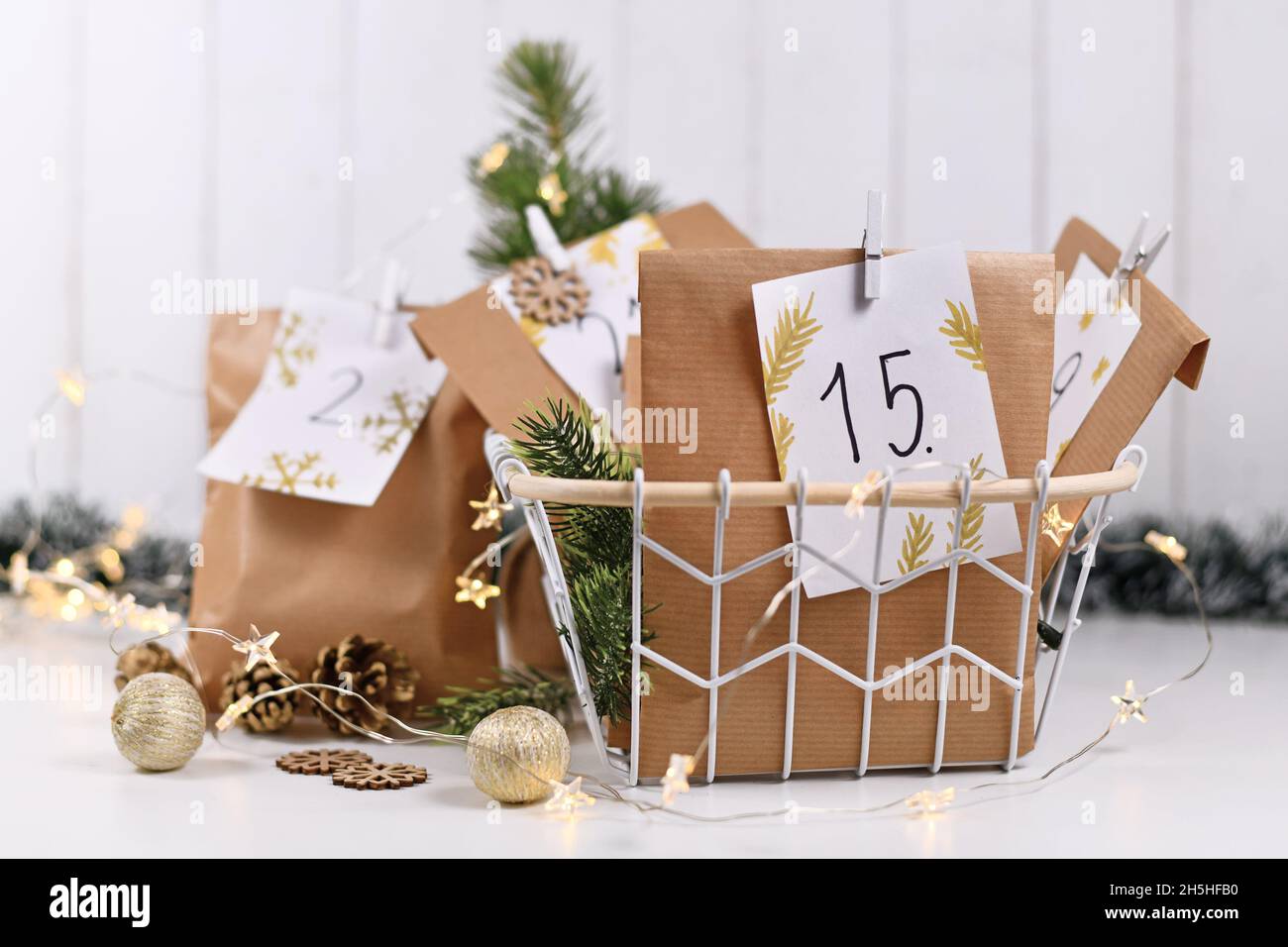 Calendario dell'avvento realizzato con borse di carta artigianale fatte in casa con numeri scritti a mano Foto Stock
